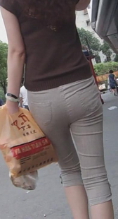 街拍七分紧裤少妇，身材保养得不错