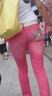 街拍红裤学生美眉的走姿