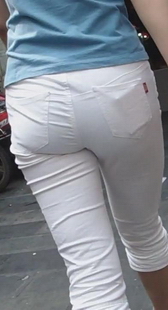 街拍白紧裤凉鞋少妇的背影，臀部有特写哦