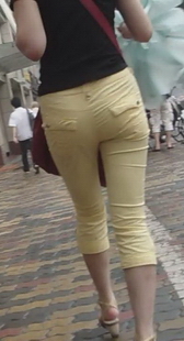 阴霾天气跟拍紧身黄裤美眉