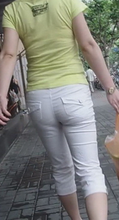 街拍凉拖白裤熟妇人