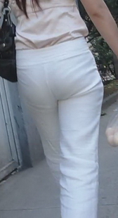 街拍白裤大臀少妇，上楼梯时见内痕