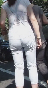 街拍牛仔背带裤美眉好紧致的臀部啊