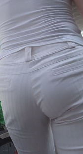 街拍白裤白衣少妇，上下都有痕迹可寻