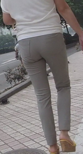 街拍紧裤少妇，气质不错