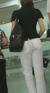 街拍透明白裤少妇，特写哦