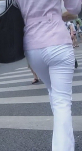 白裤美眉一路跟拍，气质尚可
