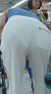 超市透明白裤少妇，内内清晰可见