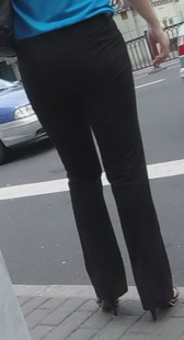 街拍等待中的黑裤少妇