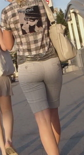 街拍吊带裙和紧裤两洋妞