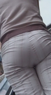 街拍条纹紧裤美眉上电梯，昂视大臀