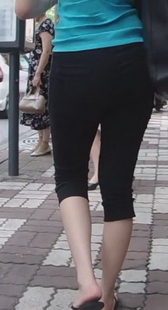 跟拍黑紧裤少妇上公交