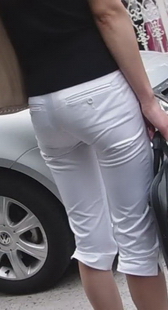 等待孩子下课的白裤少妇