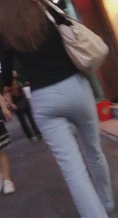 夜幕下的白裤美眉扭动