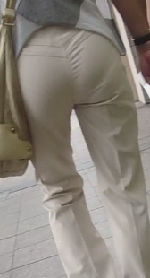 街拍白裤少妇走起路来见内痕