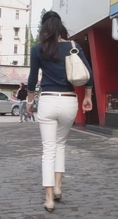 气质白裤美眉身材真棒