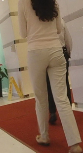 室内跟拍白裤少妇