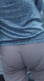 街拍紧裤熟女的下坠大屁股