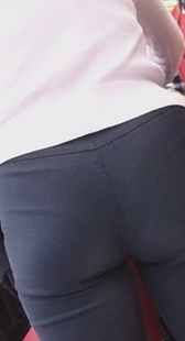 商场里的黑裤大臀特写