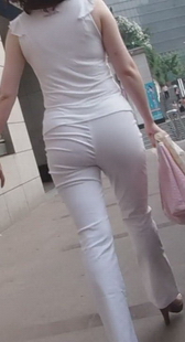 高级商务区的短裙、白裤两少妇