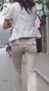 街拍紧裤少妇的好身材
