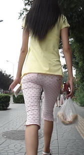 粉点紧裤好身材的美眉走姿