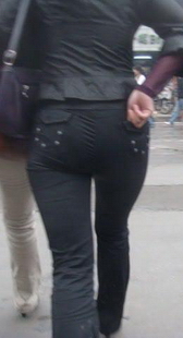 街拍黑衣紧裤少妇