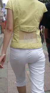 街拍白紧裤少妇的走姿