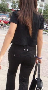 街拍高腰上衣紧裤美眉