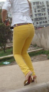 街拍白衣紧裤美眉，包的够紧的