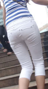 天桥诱惑之白裤美眉