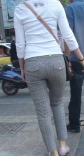 街拍紧裤少妇，旁边的哥们有福啊