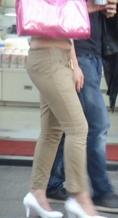 步行街上紧裤白高美眉