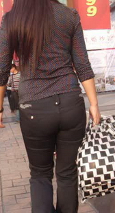 街拍黑紧裤少妇凸起的圆臀