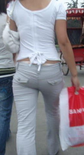 街拍和妈妈在一起的白衣紧裤小mm