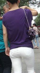 街拍性感成熟少妇屁股宽大