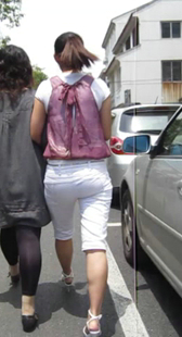 街拍白裤成熟少妇