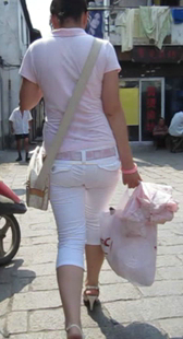 跟拍一成熟少妇紧身