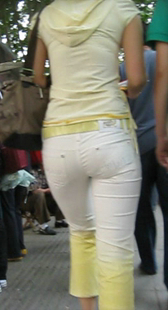街拍黄裤紧身少妇屁股大