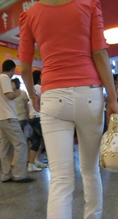 街拍紧身白裤少妇