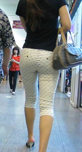 街拍紧身白裤身材高大