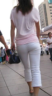 街拍紧身白裤清晰内痕