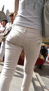 街拍紧身少妇身材好