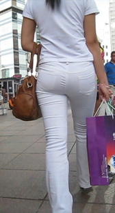 街拍白裤少妇身材好，夹得好紧