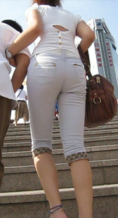 跟拍大屁股少妇上楼梯