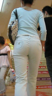 街拍紧身裤少妇身材紧