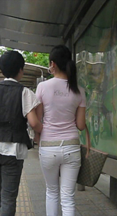 街拍少妇身材好，屁股大