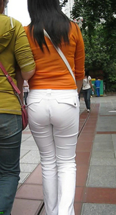 街拍极品少妇屁股如此的圆又翘