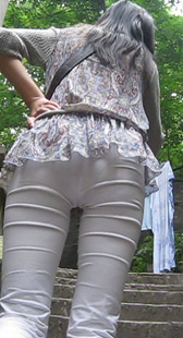 近距离跟拍少妇上楼梯