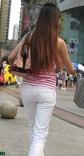 街拍清凉的小少妇